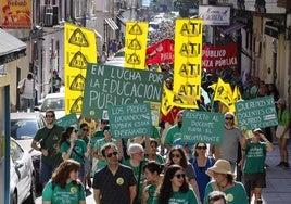 Manifestación de los docentes por la calle Daoiz y Velarde, Paseo de Pereda y plaza de Alfonso XIII.