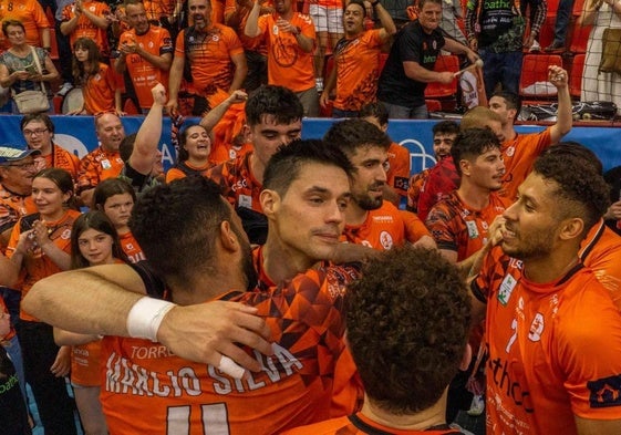 Celebración. Ángel Fernández y sus compañeros festejan el tercer puesto, que les devuelve a Europa