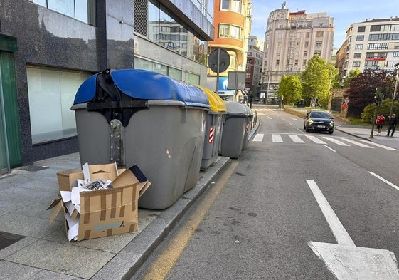 Las cajas aparecieron junto al contenedor de cartón de la calle Isabel II, frente al Ayuntamiento, y contenían miles de folios con nombres y DNI.