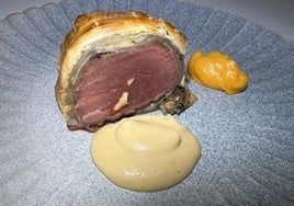 Wellington de presa ibérica (en hojaldre) con puré de cebolla y de boniato.