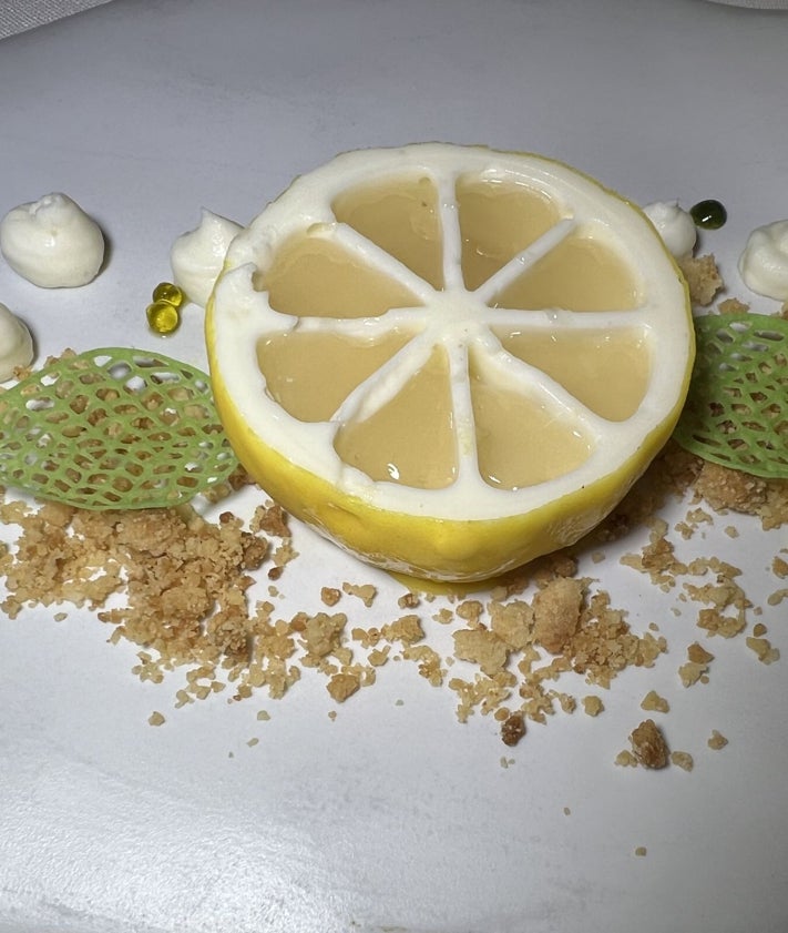 Imagen secundaria 2 - Ajoblanco, quisquilla y ajo negro; alcachofa, codium y berberechos y tartaleta de lima limón.