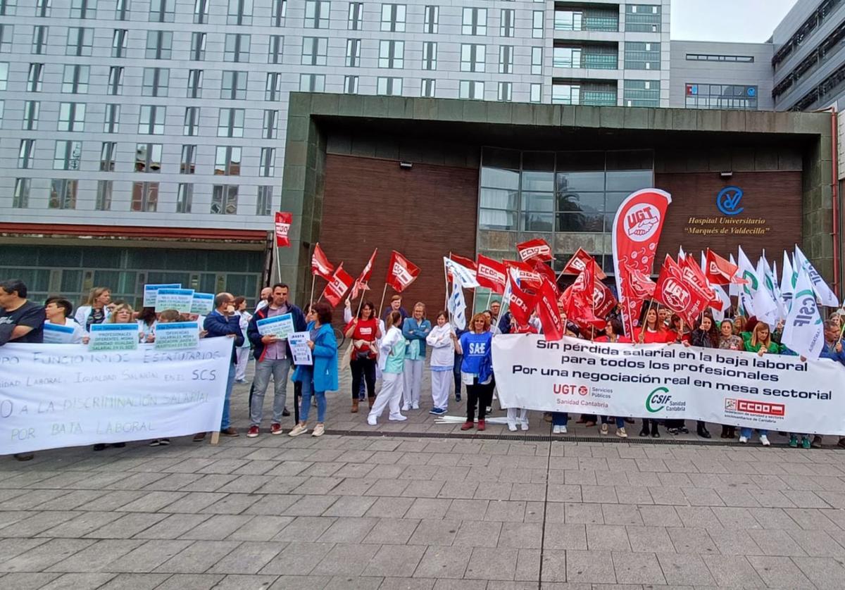 Concentración sindical ante el Hospital Valdecilla.
