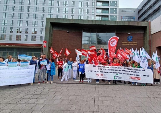 Concentración sindical ante el Hospital Valdecilla.
