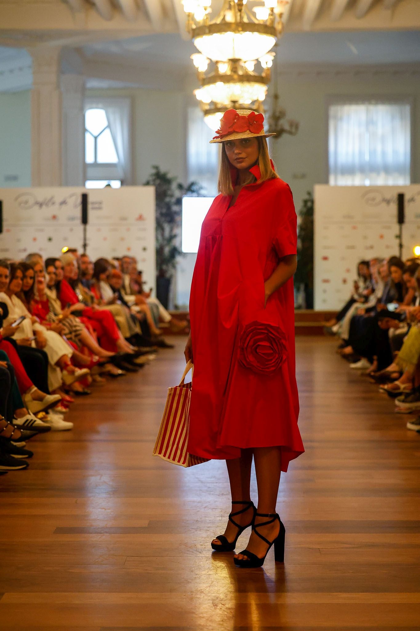 Abbie Potter con vestido rojo de By Santamaría.