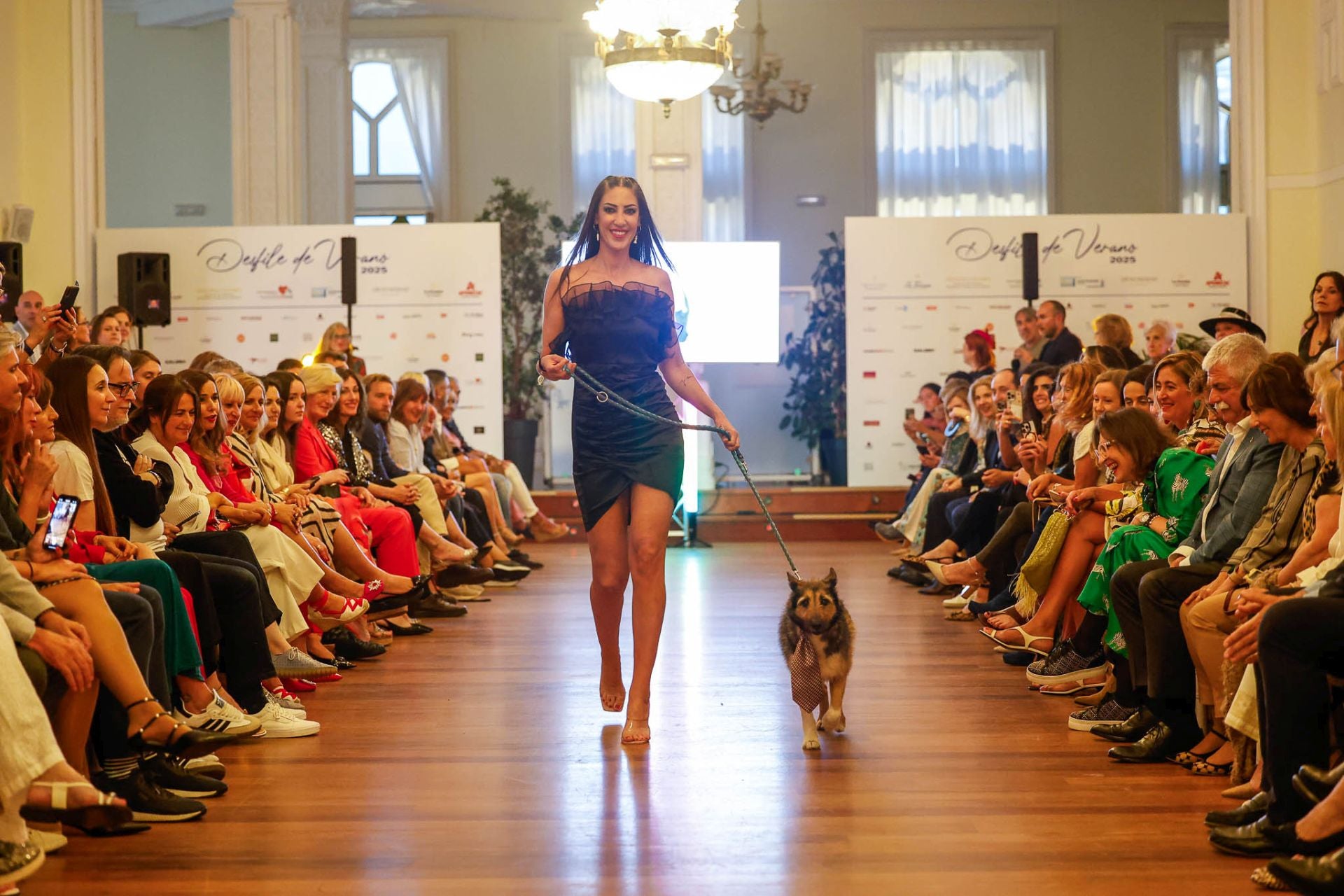 María Clara García durante el desfile de Ozeana con uno de los perros de la protectora Asproan.