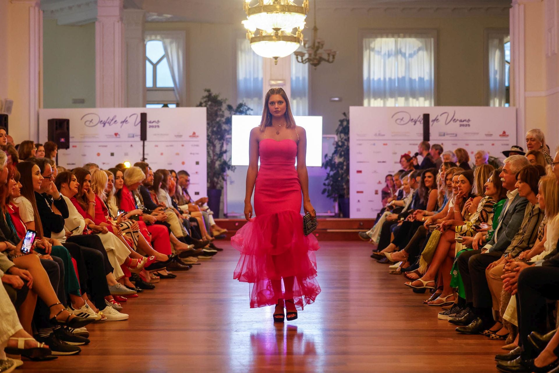 Abbie Potter con uno de los vestido de Ozeana, la 'charity shop' fundada en 2024 por las empresarias Beatriz Bermejo y Olga Vélez, que fomenta la donación de ropa y el reciclaje textil.