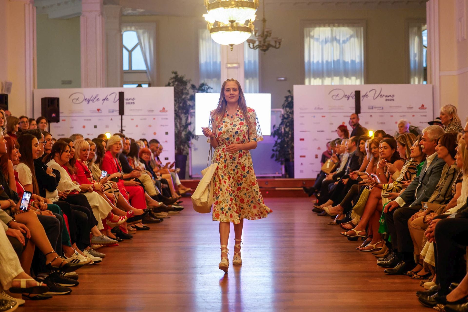 Adela Pirvu con otro de los vestidos que puede comprase en Ozeana, que en el ámbito de la responsabilidad social colabora activamente con la Asociación 'Cantabria Acoge' y la Protectora de Animales 'Asproan'. 