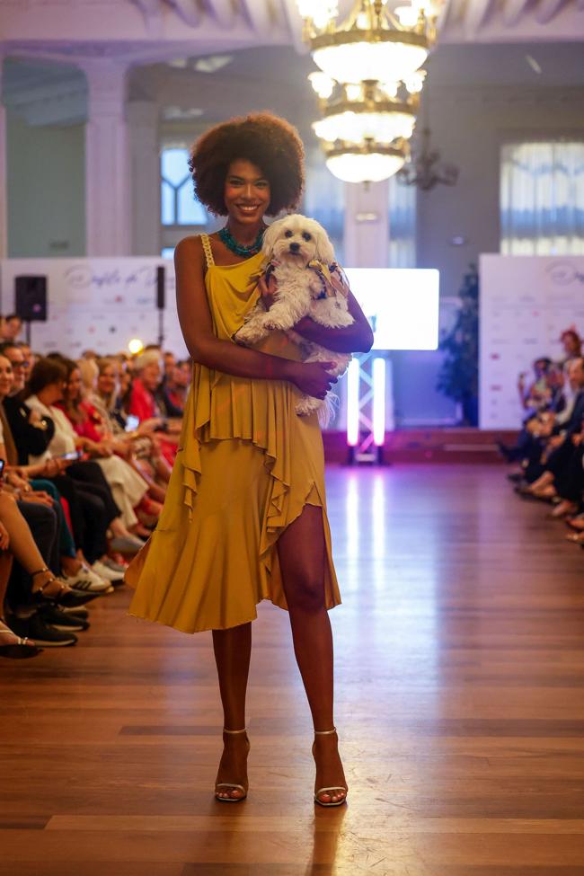 Catalina Castaño durante el desfile de Ozeana. En los brazos lleva a Linda, uno de los perros de la protectora Asproan que adoptó Amaya Bezanilla.