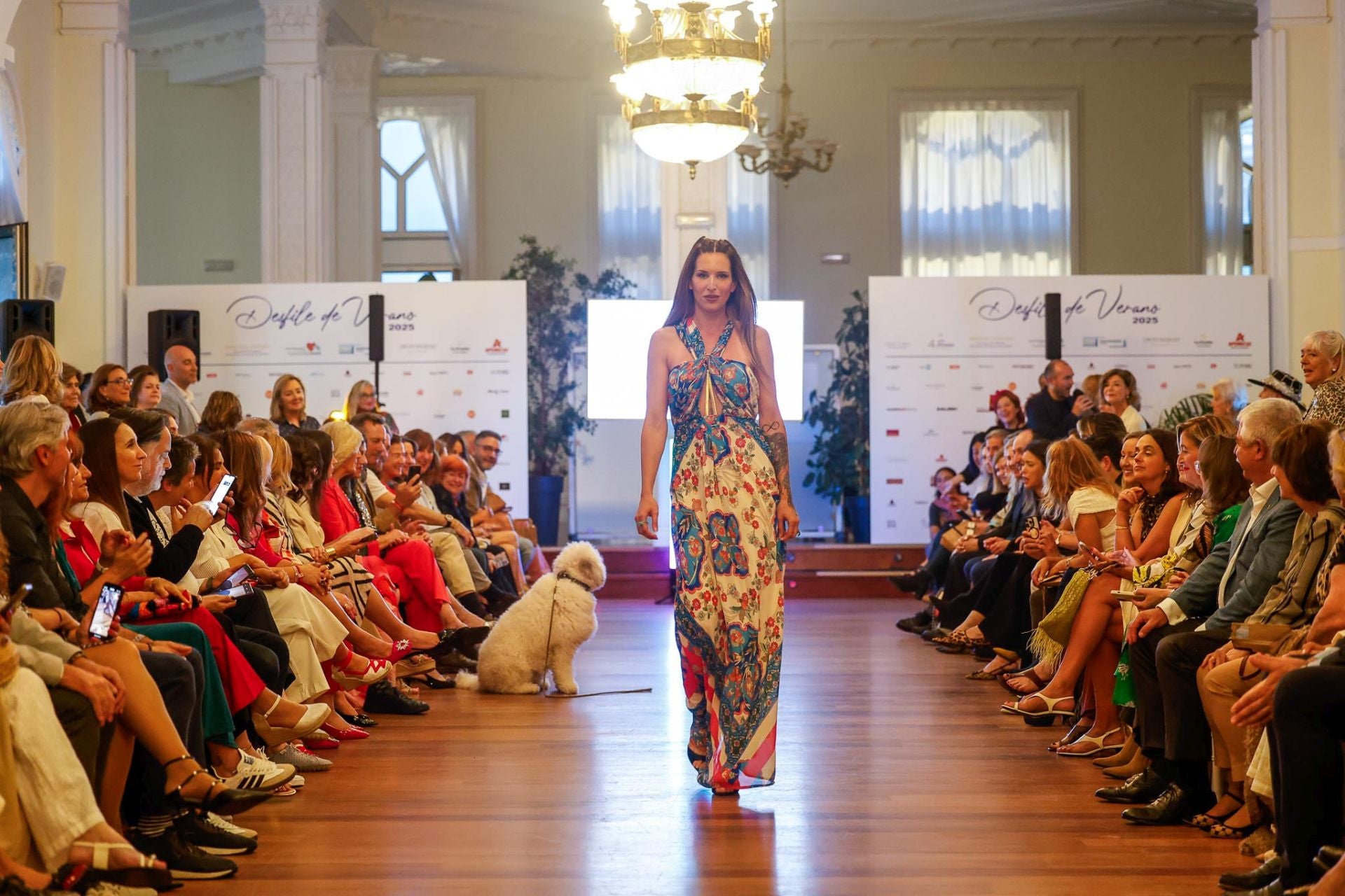 Lucila Fernández durante el desfile de Ozeana. Al fondo, Olmo, el perro de María José Pereda de Castro que también asistió al desfile.
