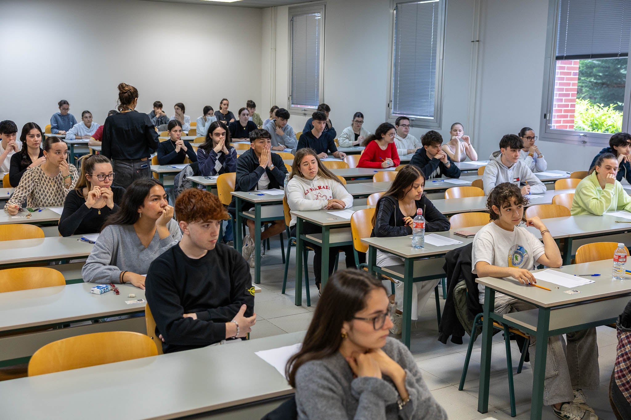 Un grupo de alumnos, a punto de hacer el primer examen de Lengua Castellana y Literatura en la Facultad de Derecho de la UC. 