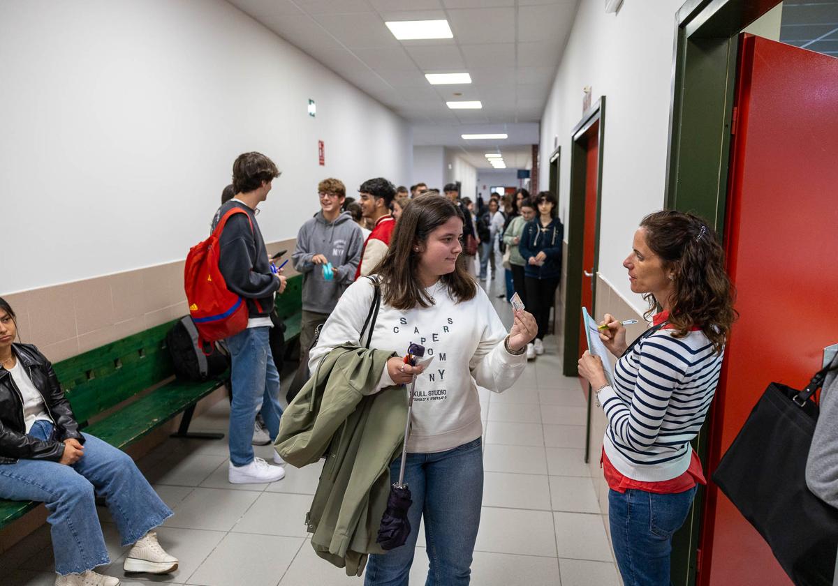 Estudiantes entrando a un examen de la PAU en la Facultad de Derecho.