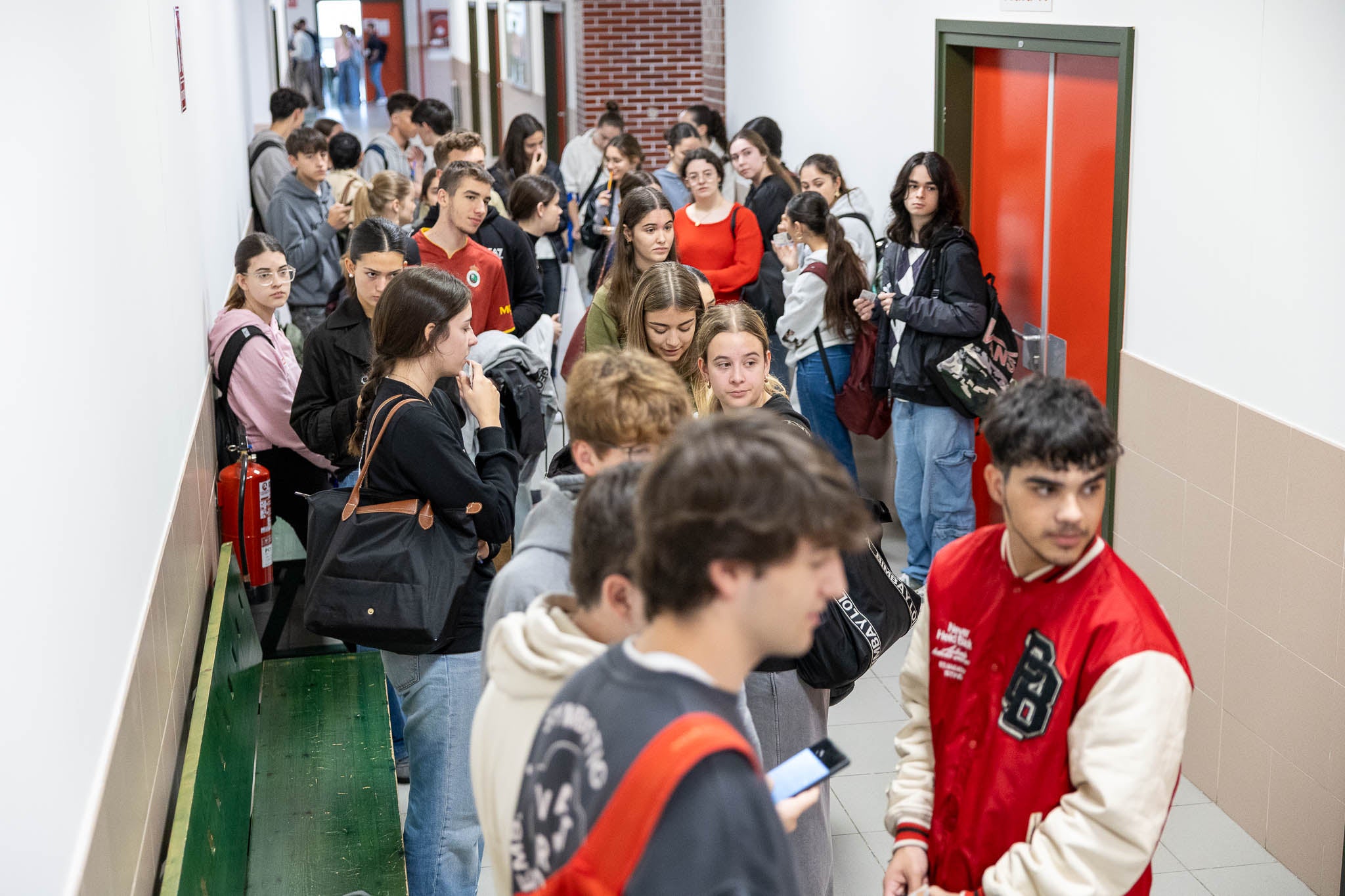 Estudiantes esperando el comienzo de la PAU 2025, que este año estrena modelo de exámenes.