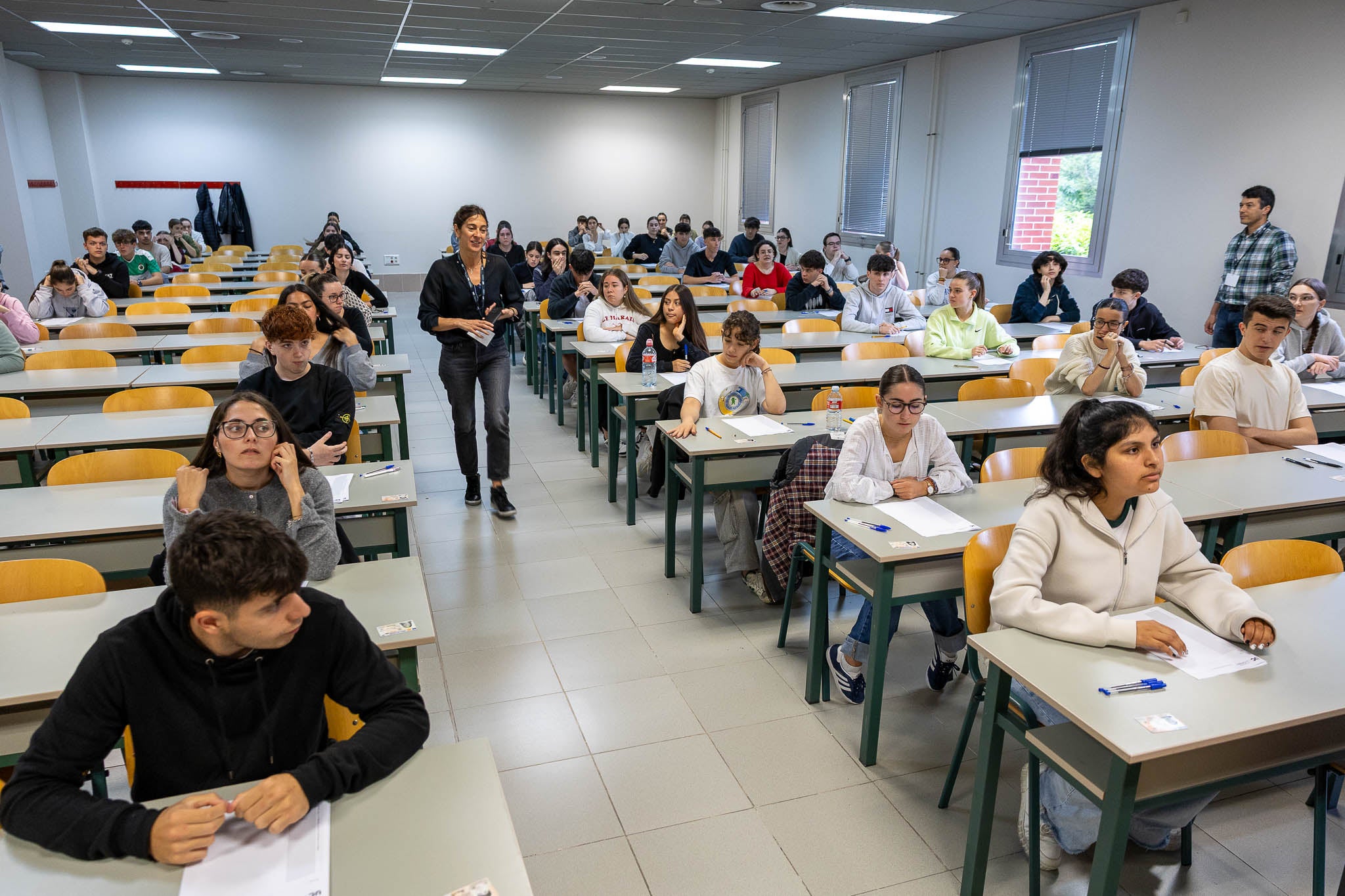 Antes de dar comienzo el examen, los profesores encargados de cada aula han explicado las normas de la convocatoria .