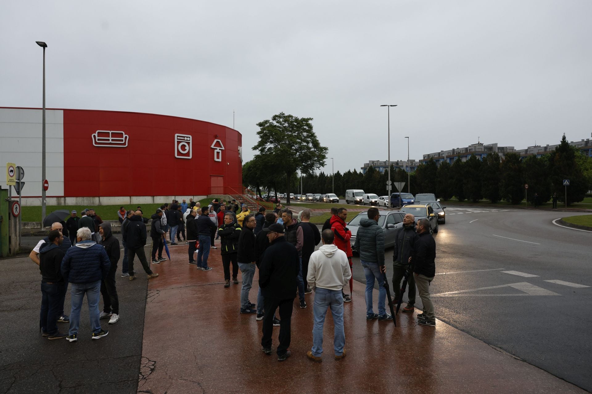 Manifestantes en el arranque de la primera jornada de paro en los accesos a la Global Steel Wire.