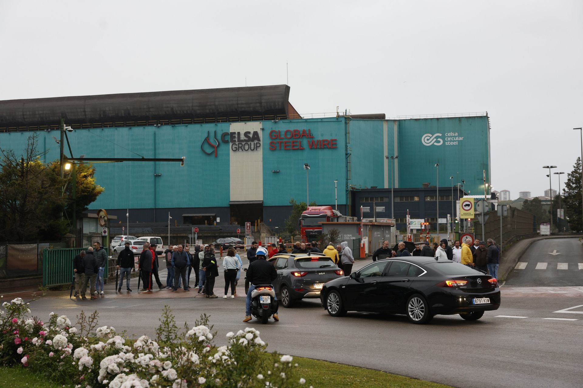 Los empleados que han secundado la huelga han ralentizado el acceso de vehículos a la Global Steel Wire.