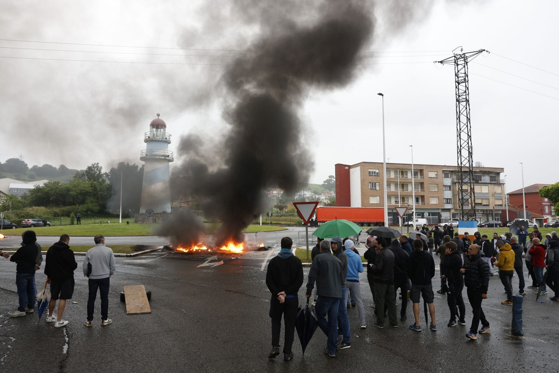 Los manifestantes junto a una de las fogatas de Guarnizo, ya mucho más reducida.
