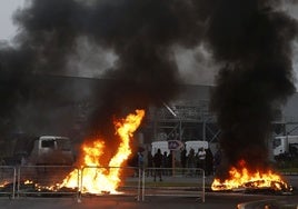 Barricada en el polígono de Guarnizo formada este martes por los manifestantes.