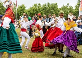 El tradicional izado de la bandera de Cantabria y del lábaro fue el acto central del día.
