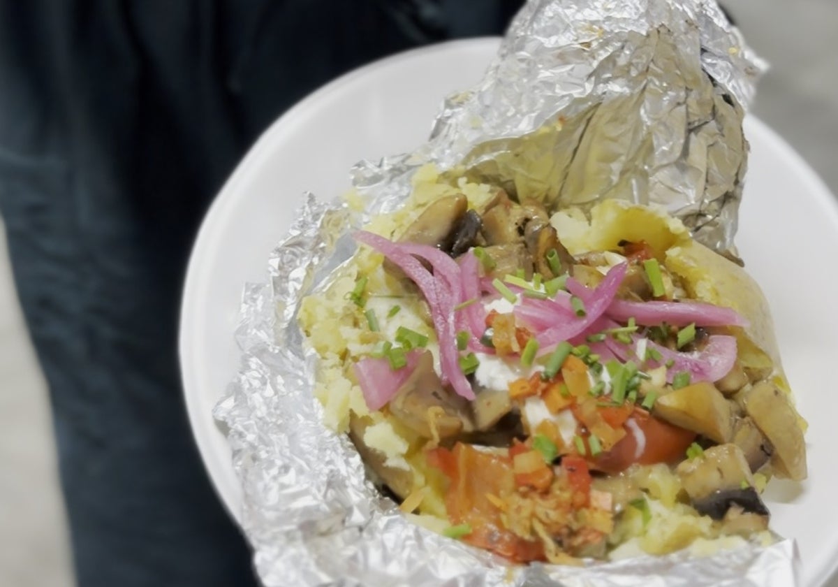 La patata rellena, ya emplatada y con un aspecto de lo más apetecible.