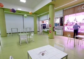 Vecinos compran en uno de los puestos del mercado municipal, en Torrelavega.