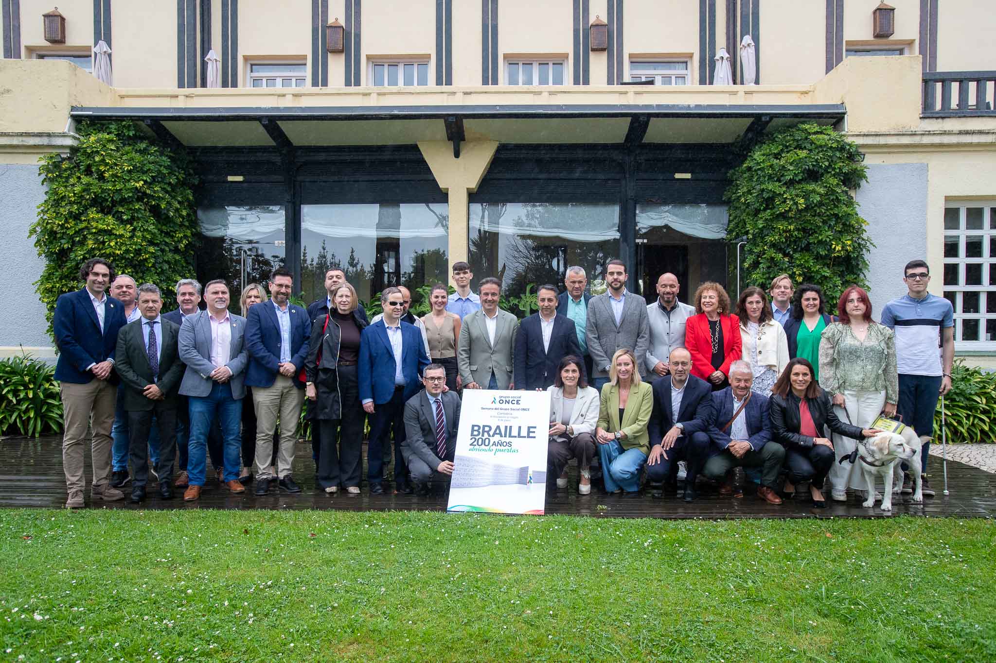 De izquierda a derecha: Jaiver Fernández (Astillero), Óscar Pérez (delegado territorial de la DT), Cándido Cobo (Selaya), José Luis López (Reinosa), Jesú Gullart (Santoña), Javier Incera (Colindres), Pedro Pérez Ferradas (Marina de Cudeyo), Gloria Sierra (Entrambasaguas), Sergio Olivarría (presidente del Consejo Territorial de la ONCE), Diego Movellán (Camargo), Carlos Caramés (Piélagos), Javier Camino (Mazcuerras), Gema Igual (Santander), Eduardo Lamadrid y Bárbara Gutiérrez (Asociación Hostelería), Miguel González (Laredo), Javier López Estrada (Torrelavega), Teresa Noceda (Comillas), Constantino Fernández (Villaescusa), Rosa Díaz (Polanco), Pablo Diestro (Reocín), Carmen Pérez (Santa Cruz de Bezana), Lorena Cueto (Cartes) y Zoe Laso y Aitor Quintana afiliados de la ONCE).