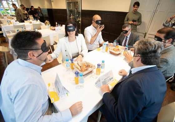 En la semana de la ONCE, varios ediles cántabros se han puesto en la piel de personas con discapacidad visual realizando una actividad cotidiana