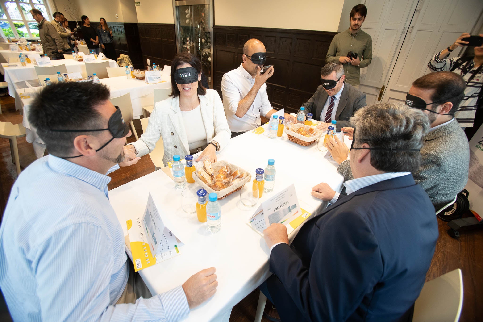 Además del desayuno, pudieron leer información en braille, con motivo del 200 aniversario del lenguaje. En la imagen, Javier Incera (Colindres); Gema Igual (Santander); Javier López Estrada (Torrelavega); Óscar Pérez (Delegado Territorial de la ONCE); Eduardo Lamadrid (Presidente de la Asociación de Hostelería en Cantabria); y José Luis López (Reinosa).