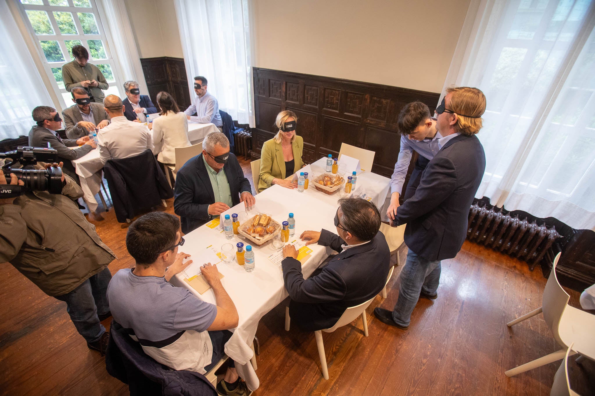 Los 23 alcaldes estuvieron en la piel de personas con discapacidad visual durante una hora. En esta mesa coincidieron Francisco Camino (Mazuerras y presidente de la Federación de municipios de Cantabria); Bárbara Gutiérrez Vian (directora general de la Asociación de Hostelería de Cantabria); Pablo Diestro (Reocín); Carlos Caramés (Piélagos) y el afiliado de la ONCE Aitor Quintana. En la imagen se ve como el técnico Eloy Gómez va ayudando a Diestro a tomar asiento con el antifaz puesto. La mesa se completó con la alcaldesa de Cartes, Lorena Cueto.