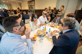 De izquierda a derecha: Jaiver Fernández (Astillero), Óscar Pérez (delegado territorial de la DT), Cándido Cobo (Selaya), José Luis López (Reinosa), Jesú Gullart (Santoña), Javier Incera (Colindres), Pedro Pérez Ferradas (Marina de Cudeyo), Gloria Sierra (Entrambasaguas), Sergio Olivarría (presidente del Consejo Territorial de la ONCE), Diego Movellán (Camargo), Carlos Caramés (Piélagos), Javier Camino (Mazcuerras), Gema Igual (Santander), Eduardo Lamadrid y Bárbara Gutiérrez (Asociación Hostelería), Miguel González (Laredo), Javier López Estrada (Torrelavega), Teresa Noceda (Comillas), Constantino Fernández (Villaescusa), Rosa Díaz (Polanco), Pablo Diestro (Reocín), Carmen Pérez (Santa Cruz de Bezana), Lorena Cueto (Cartes) y Zoe Laso y Aitor Quintana afiliados de la ONCE)