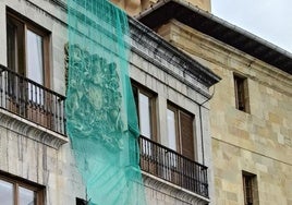 Escudo de armas emplazado en la fachada este del Consistorio.