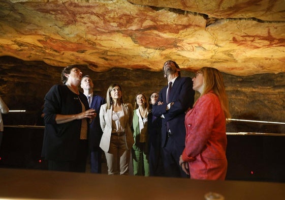 Pilar Fatás explica las pinturas de la neocueva al ministro en presencia de Sáenz de Buruaga y Eugenia Gómez de Diego.