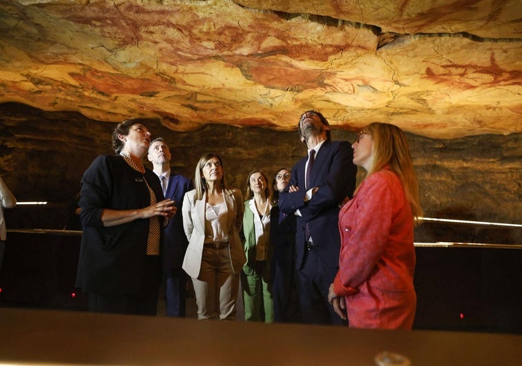 Pilar Fatás explica las pinturas de la neocueva al ministro en presencia de Sáenz de Buruaga y Eugenia Gómez de Diego.