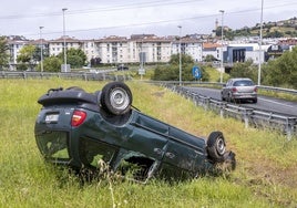Estado en el que se encuentra el coche abandonado desde el pasado 14 de mayo junto a la salida Primero de Mayo de la A-67.