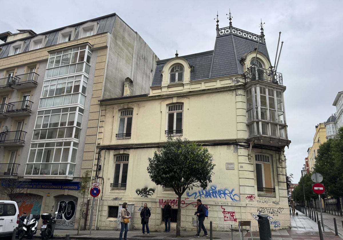 El edificio que sale a subasta, ubicado en la calle del Sol esquina con Lope de Vega.