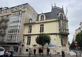 El edificio que sale a subasta, ubicado en la calle del Sol esquina con Lope de Vega.