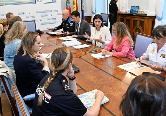 La alcaldesa, Gema Igual, y la delegada del Gobierno, Eugenia Gómez de Diego, presiden la Junta Local de Seguridad.