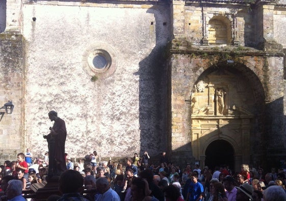 Procesión de San Pedro rodeado de fieles en la plaza de la Constitución de Comillas.