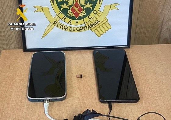 Ocultaban entre sus ropas teléfonos móviles para comunicarse con el exterior y auriculares para recibir las respuestas.