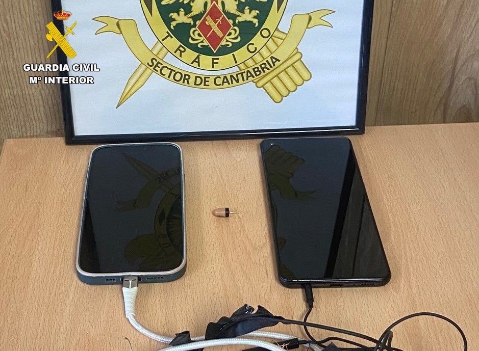 Ocultaban entre sus ropas teléfonos móviles para comunicarse con el exterior y auriculares para recibir las respuestas.