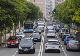 Tráfico en la calle Jerónimo Sáinz de la Maza, en Santander.