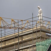 La primera de las cuatro esculturas alegóricas se ha reubicado ya en la cubierta del histórico edificio del Santander.
