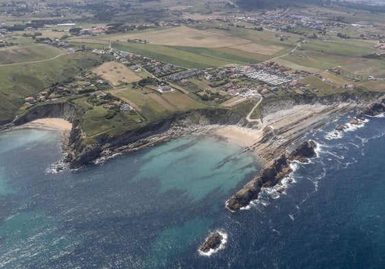 Las playas de la Arnía y Canallave con las urbanizaciones que quedaban entre dos tierras.