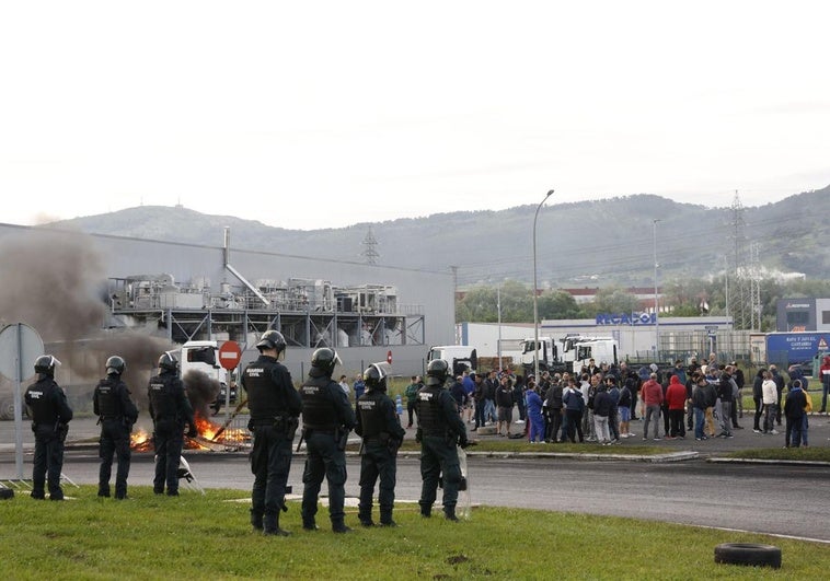 La Policía Nacional vigila el piquete del polígono de Guarnizo.