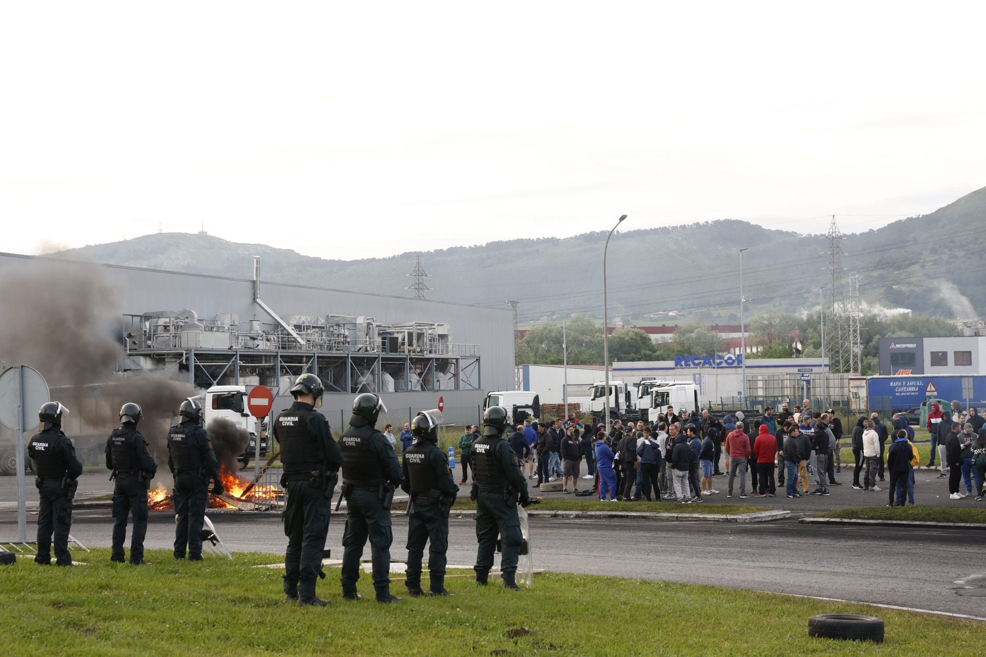 Efectivos de seguridad frente a manifestantes.