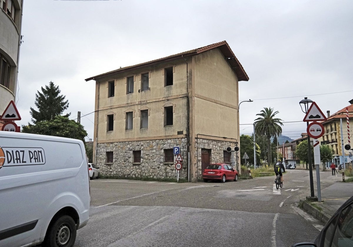 El edificio que Adif demolerá junto a la estación de Cabezón de la Sal.