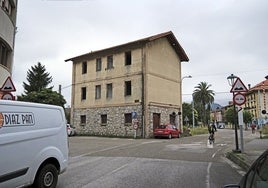 El edificio que Adif demolerá junto a la estación de Cabezón de la Sal.