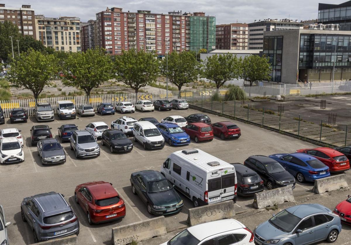 El aparcamiento que existe actualmente frente al Centro de Formación y Empleo (Cefem), en el Barrio Pesquero, que será exclusivo para residentes.