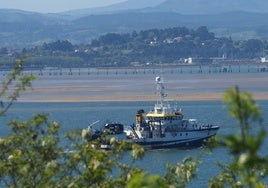 Un barco entra en la Bahía de Santander.