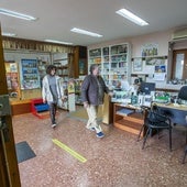 Asun Arabaolaza, que dirigió la biblioteca, con la vicepresidenta de la asociación de vecinos, Virginia Pérez, recogiendo tras el cierre del espacio.
