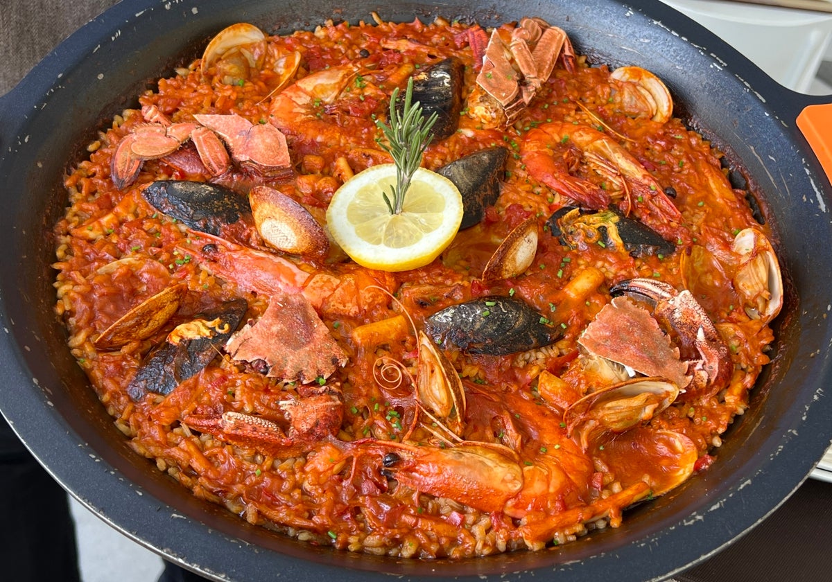 Abundante arroz de marisco, para dos personas, con nécoras, langostinos, mejillones, almejas y calamares.